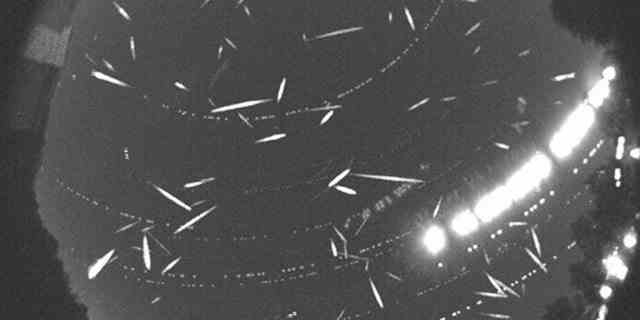 Über 100 Meteore sind in diesem zusammengesetzten Bild aufgezeichnet, das während des Höhepunkts des Geminid-Meteorschauers im Jahr 2014 aufgenommen wurde. 