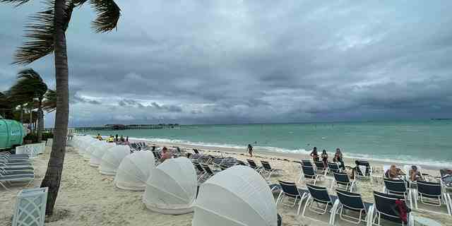 Wind bläst Palmblätter an einem bewölkten Tag am Strand des Baha Mar Resorts auf New Providence Island auf den Bahamas.