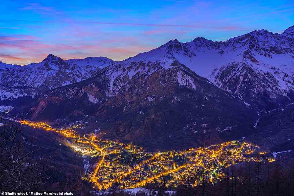 Das abgebildete italienische Skigebiet Bardonecchia eignet sich nach einer unbeschwerten Woche für Fortgeschrittene.  Sunweb bietet sieben Übernachtungen im Resort ab £269 pro Person an, basierend auf vier Teilen