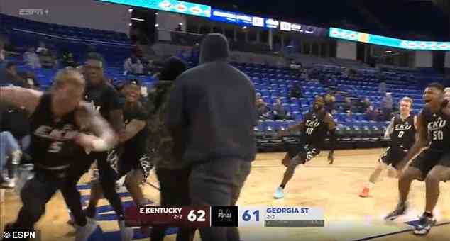 Die Spieler von Eastern Kentucky sprangen von der Bank und rannten dem Spielgewinner nach dem Spiel hinterher