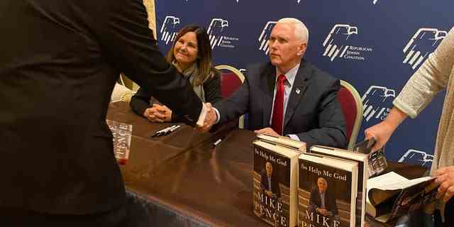 Der frühere Vizepräsident Mike Pence und seine Frau Karen bei einer Signierstunde auf der jährlichen Führungskonferenz der Republican Jewish Coalition am 18. November 2022 in Las Vegas, Nevada