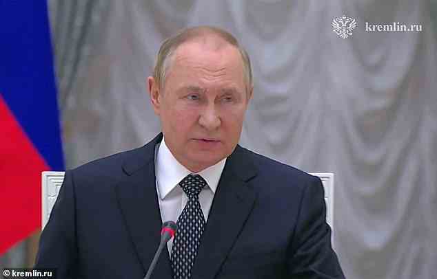 Putins neuer Plan kommt, als russische Truppen letzte Woche gezwungen waren, sich aus der strategischen Festung Cherson zurückzuziehen.  Er ist bei einer Sitzung des russischen Sicherheitsrates am 18. November abgebildet