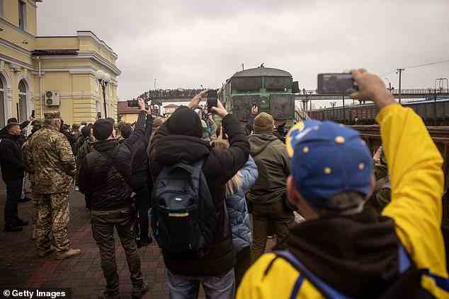 Zuschauer jubelten, als der erste Zug auf seiner Fahrt aus Kiew in den Bahnhof einfuhr