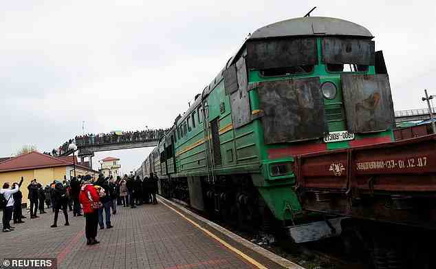 Die Einwohner von Cherson jubelten, applaudierten und weinten vor Freude, als der Zug von seiner 11-stündigen Fahrt aus Kiew einfuhr.  Viele standen oben auf der Eisenbahnbrücke und sahen zu, wie der Zug mit etwa 200 Passagieren ankam
