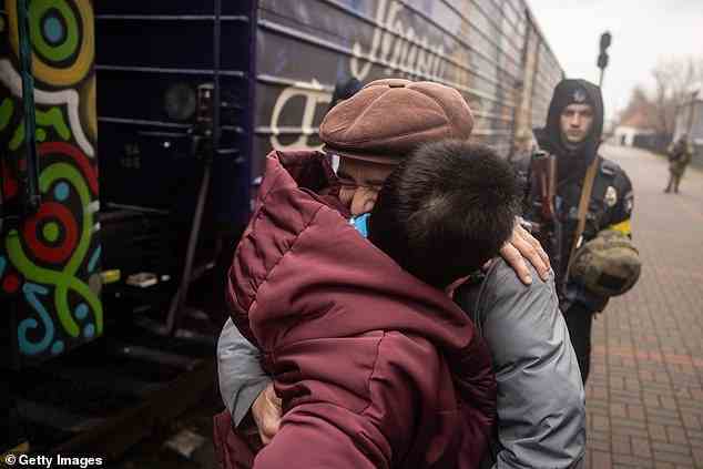 Mykola Desiatnikov umarmt seine Frau Liudmyla, die mit dem Zug angekommen ist