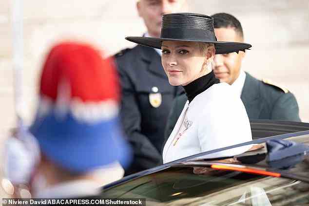 Charlene trug einen schwarzen Hut mit breiter Krempe für den Gottesdienst in der St.-Nikolaus-Kathedrale in Monte Carlo