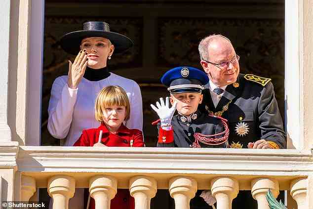 Prinz Albert II. und Prinzessin Charlene von Monaco mit Prinz Jacques und Prinzessin Gabriella während der Armeeparade im Rahmen der offiziellen Feierlichkeiten