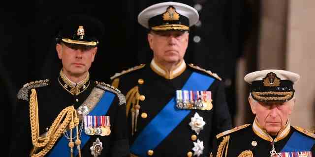 König Charles lll, rechts, Prinz Andrew, Herzog von York, Mitte, und Prinz Edward, Earl of Wessex, links, nehmen an einer Mahnwache nach dem Tod von Königin Elizabeth ll in der Westminster Hall am 16. September 2022 in London teil.