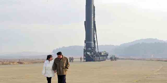 Dieses Foto, das am 19. November 2022 von der nordkoreanischen Regierung bereitgestellt wurde, zeigt den nordkoreanischen Führer Kim Jong Un (rechts) und seine Tochter am Ort eines Raketenstarts auf dem internationalen Flughafen von Pjöngjang in Pjöngjang, Nordkorea, am Freitag, den 18. November , 2022. 