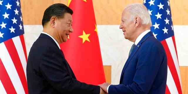 Präsident Biden (rechts) und der chinesische Präsident Xi Jinping geben sich vor ihrem Treffen am Rande des G20-Gipfeltreffens am Montag, den 14. November 2022, in Nusa Dua auf Bali, Indonesien, die Hand. 