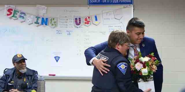 Roberto Theiss umarmt South Bend Officer Anne Hayes 24 Jahre nachdem sie ihm als Kleinkind das Leben gerettet hat.