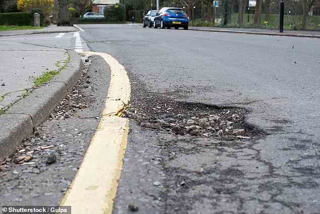 Diese Krater verursachen Tausende von Pfund an Schäden an Fahrzeugen sowie schwere Verletzungen und sogar Todesfälle (Aktenfoto eines großen Schlaglochs in Croydon, London)