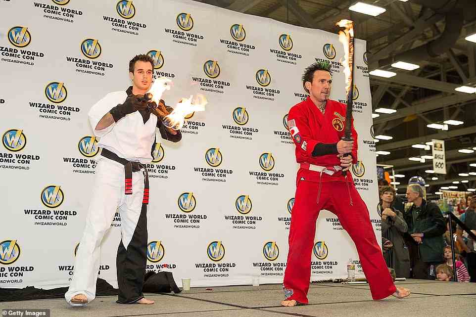 Frank (rechts) trat häufig im Zusammenhang mit Kampfsport und Power Rangers auf Kongressen im ganzen Land auf.  Er ist oben während einer Ausstellung auf der Wizard World Austin Comic Con im Jahr 2013 abgebildet