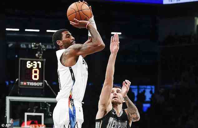 Nets Guard Kyrie Irving schießt über Memphis Grizzlies-Stürmer John Konchar (46)