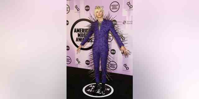 Machine Gun Kelly rockt bei den American Music Awards einen stacheligen lila Anzug.