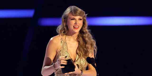 Taylor Swift nimmt die Auszeichnung „Künstlerin des Jahres“ während der American Music Awards 2022 im Microsoft Theater auf der Bühne entgegen.