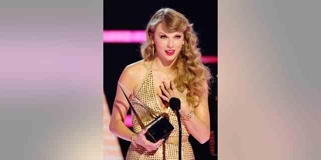 Taylor Swift nimmt während der American Music Awards 2022 den Preis für das beliebteste Musikvideo für „All Too Well: The Short Film“ auf der Bühne entgegen.