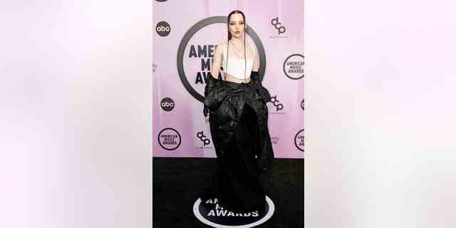 Dove Cameron rockte bei den American Music Awards ein weißes Crop-Top mit einem fließenden schwarzen Rock.