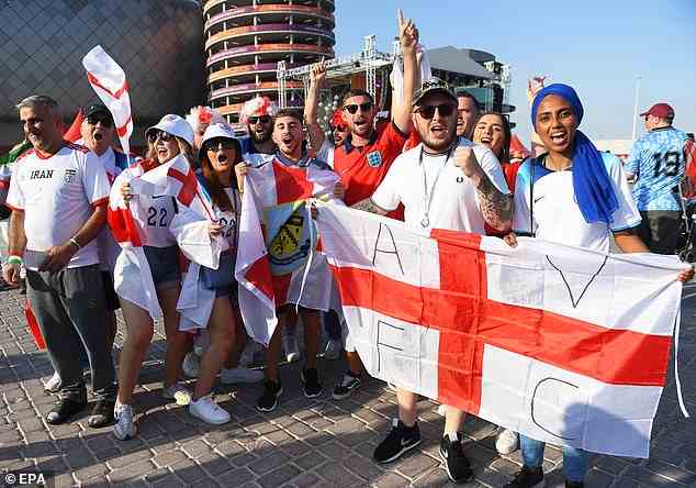 Im Bild: Englands Fans jubeln, als sie heute im Khalifa International Stadium in Doha zum Fußballspiel der Gruppe B der FIFA Fussball-Weltmeisterschaft 2022 zwischen England und dem Iran ankommen