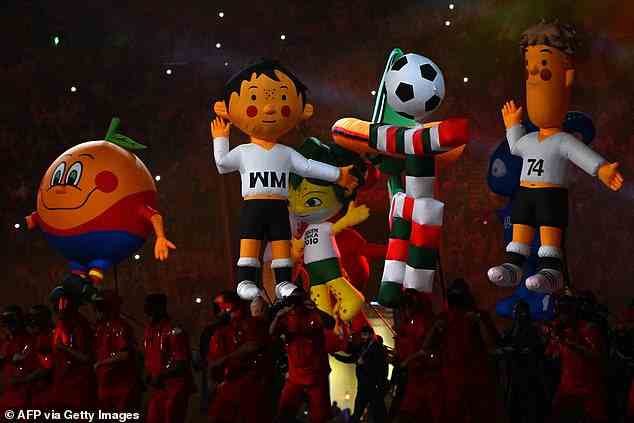 Bei der Eröffnungszeremonie am Sonntagabend im Al-Bayt-Stadion in Al Khor, nördlich von Doha, treten Tänzer mit Puppen früherer WM-Maskottchen auf