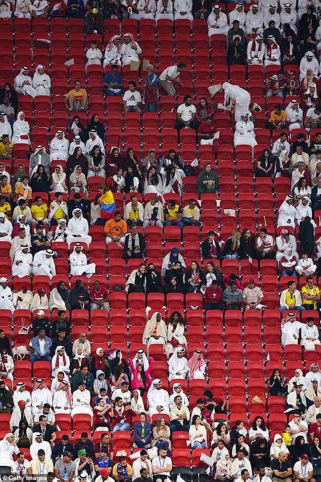 Während des Eröffnungsspiels des Turniers zwischen Katar und Ecuador am Sonntagabend gab es leere Plätze zwischen den Fans im Stadion