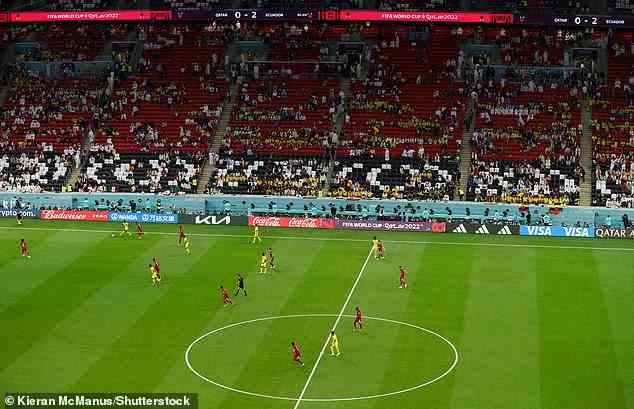 Während des Eröffnungsspiels zwischen Ecuador und Katar heute Abend waren vor dem Schlusspfiff Reihen leerer Sitze auf den Tribünen zu sehen