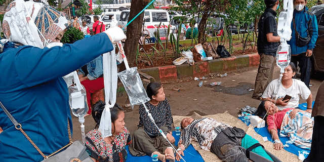 Menschen, die bei einem Erdbeben verletzt wurden, werden am Montag, 21. November 2022, auf einem Krankenhausparkplatz in Cianjur, West-Java, Indonesien, medizinisch behandelt.