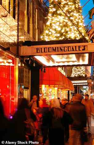 Bloomingdale's (oben) auf der Lexington Avenue ist ein Muss, da die Schaufensterdekorateure alle saisonalen Register gezogen haben, um das 150-jährige Jubiläum des Geschäfts zu feiern