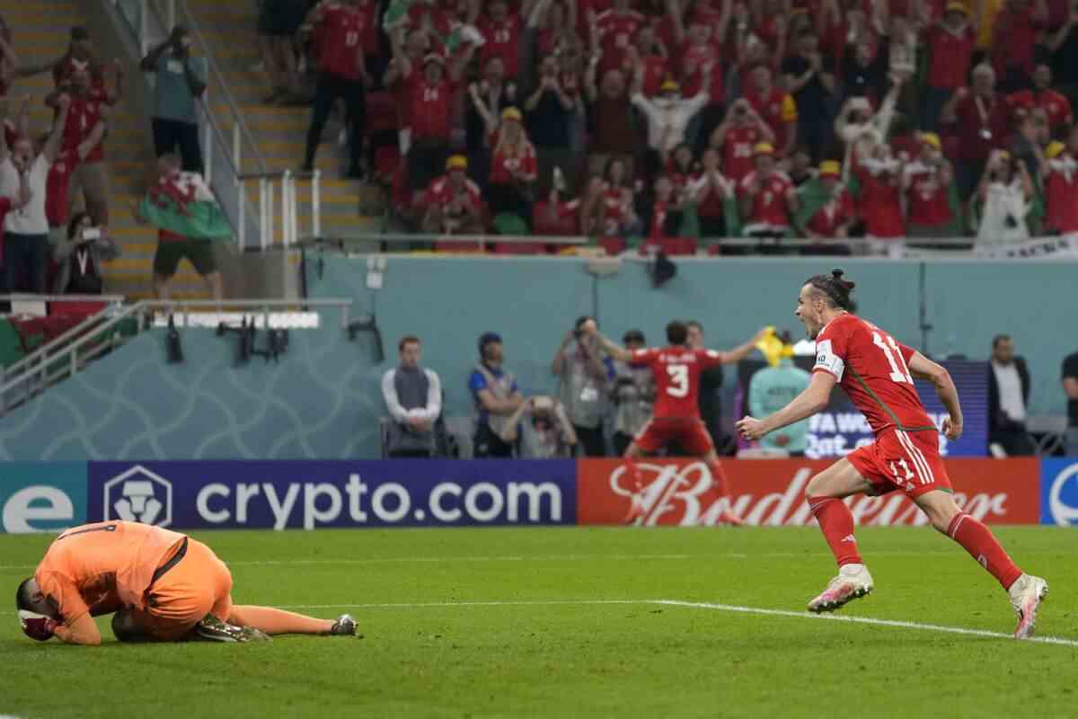 Der walisische Star Gareth Bale jubelt, nachdem er in der 82. Minute mit einem Elfmeter an US-Torhüter Matt Turner vorbeigeschossen hat.
