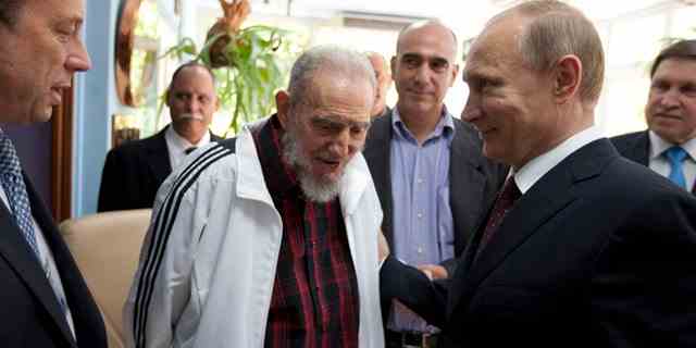 Der verstorbene kubanische Staatschef Fidel Castro trifft sich mit dem russischen Präsidenten Wladimir Putin in Havanna, Kuba, während eines Besuchs des russischen Präsidenten im Jahr 2014. (AP Photo/Alex Castro)