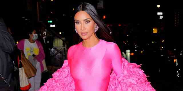 Kim Kardashian in einem rosa Balenciaga-Anzug, 10. Oktober 2021, in New York City.