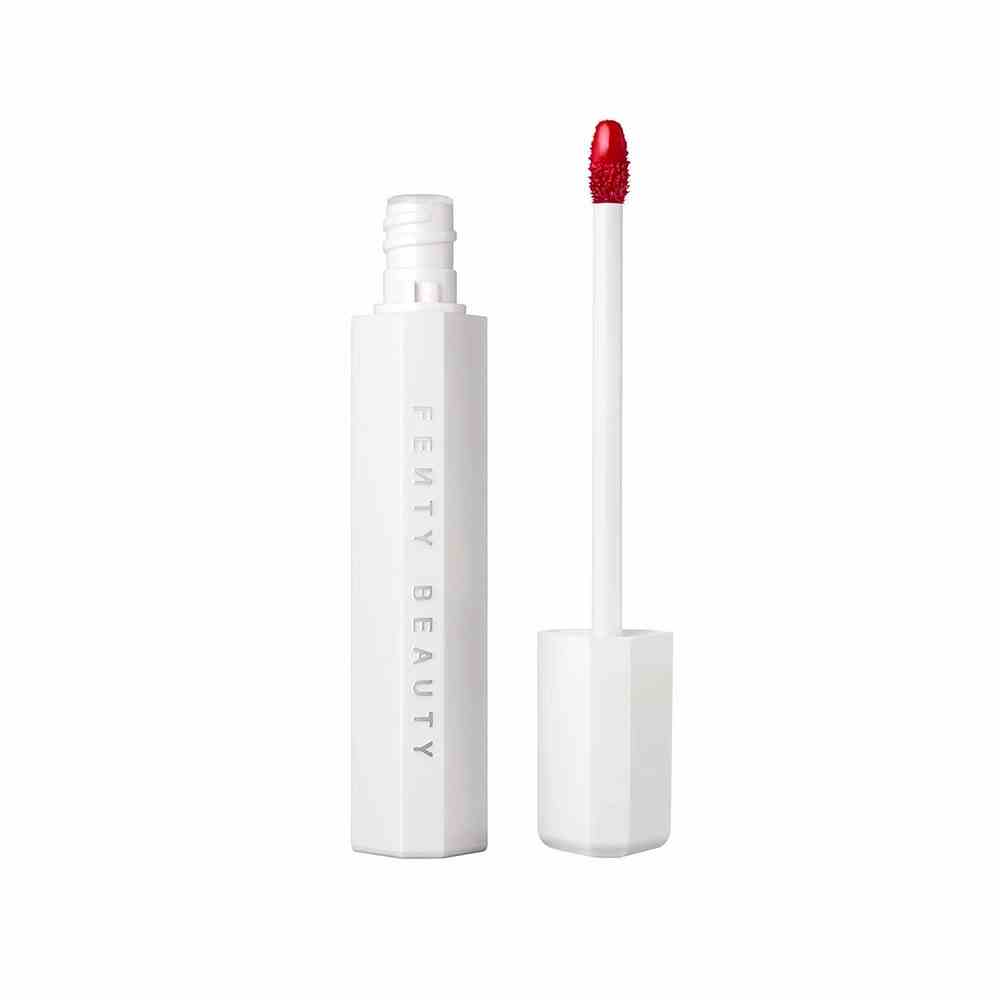 Eine offene weiße Tube Fenty Beauty Poutsicle Hydrating Lip Stain in Strawberry Sangria auf weißem Hintergrund