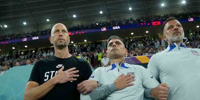 Cheftrainer Gregg Berhalter aus den Vereinigten Staaten, links, steht während der Nationalhymne vor dem WM-Fußballspiel der Gruppe B zwischen den Vereinigten Staaten und Wales im Ahmad-Bin-Ali-Stadion in Doha, Katar, Montag, 21. November 2022 . 