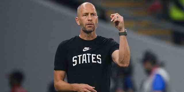 Der US-Trainer Nr. 00 Gregg Berhalter ruft seinen Spielern während des Fußballspiels der Gruppe B der Weltmeisterschaft Katar 2022 zwischen den USA und Wales am 21. November 2022 im Ahmad-Bin-Ali-Stadion in Al-Rayyan, westlich von Doha, Anweisungen von der Seitenlinie zu. 