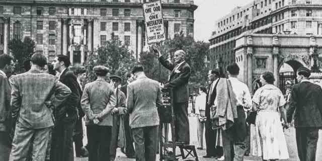 Das Predigen unter freiem Himmel hat in Großbritannien eine lange Geschichte. Das Bild zeigt einen christlichen Prediger am Eingang zum Hyde Park in London in den 1930er Jahren.