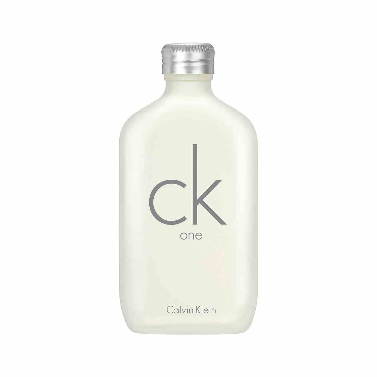 Calvin Klein CK One aus weißer Flasche mit silbernem Verschluss auf weißem Hintergrund