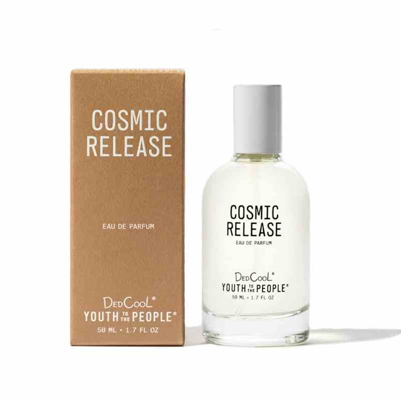 Eine Parfümflasche aus Glas des Youth to the People X DedCool Cosmic Release Eau de Parfum mit Kartonverpackung auf weißem Hintergrund