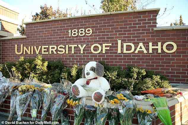 Ehrungen liegen am Eingang der Universität von Idaho, wo die vier Opfer studierten