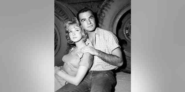 Venetia Stevenson neben einem jungen Burt Reynolds, um 1960.