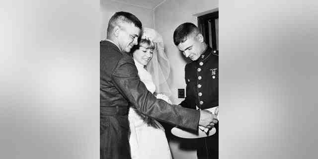 Phil Everly, links, gratuliert Bruder Don Everly, der Leinwandstar Venetia Stevenson geheiratet hat.  Everly und Stevenson waren von 1962 bis 1970 verheiratet.