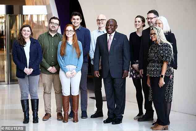 Herr Ramaphosa posierte für ein Gruppenfoto mit Mitarbeitern, die in der südafrikanischen Abteilung des Francis Crick Institute arbeiten
