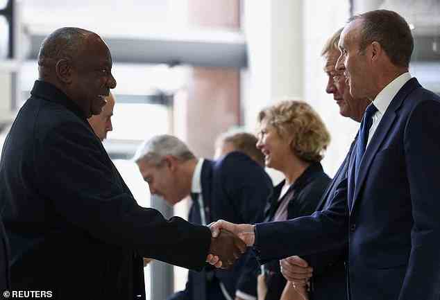 Beim Besuch des Francis Crick Institute schüttelte der südafrikanische Präsident Ian Gilham, Vorsitzender von LifeArc, die Hand