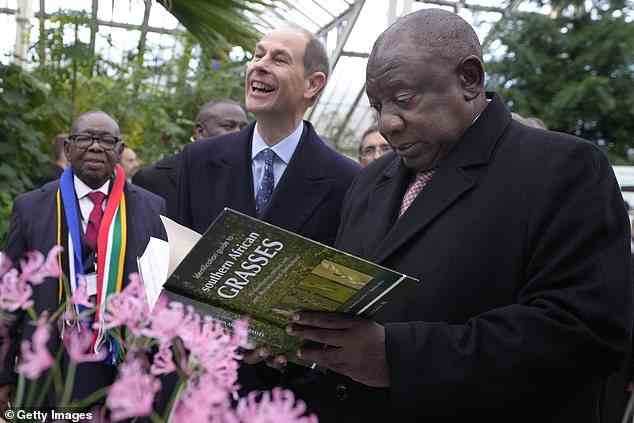 Herr Ramaphosa hatte einen Scan eines Buches über verschiedene südafrikanische Grasarten, als er die Royal Botanical Gardens besichtigte