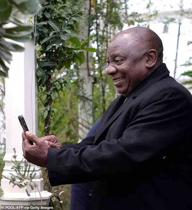 Der südafrikanische Präsident strahlte, als er während seines Staatsbesuchs während seines Rundgangs durch Kew Gardens Fotos machte