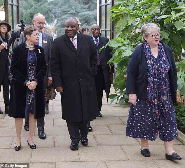 Der südafrikanische Präsident besuchte die Royal Botanical Gardens, wo er von der Umweltministerin Therese Coffey (rechts) begleitet wurde.