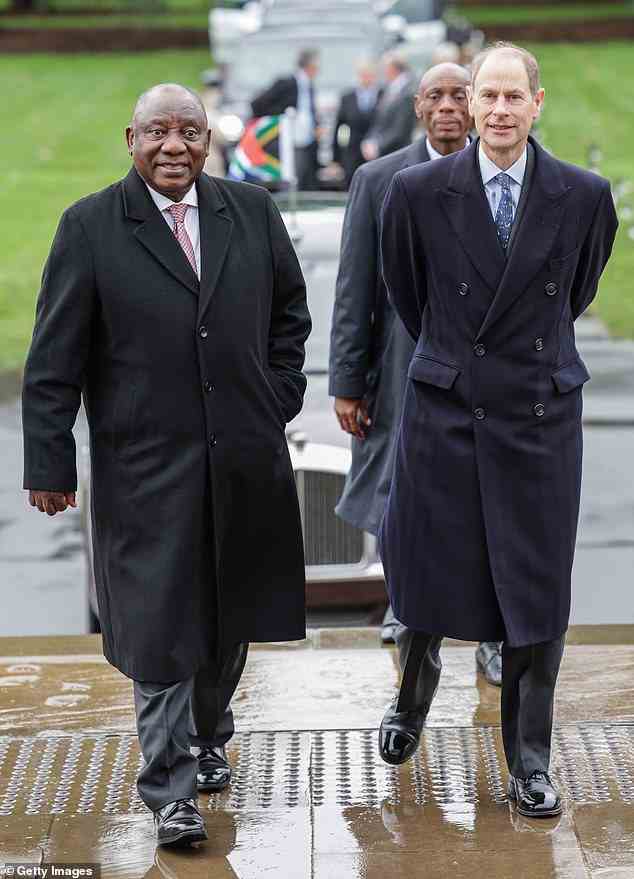 Der südafrikanische Präsident sah staatsmännisch aus, als er neben Prinz Edward erschien, der die Tour durch die Gärten führte