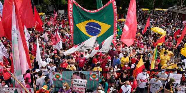 Demonstranten versammeln sich während eines Protestes gegen den brasilianischen Präsidenten Jair Bolsonaro und fordern seine Amtsenthebung wegen seines Umgangs der Regierung mit der Pandemie und Korruptionsvorwürfen beim Kauf von COVID-19-Impfstoffen in Sao Paulo, Brasilien, Samstag, 2. Oktober 2021.