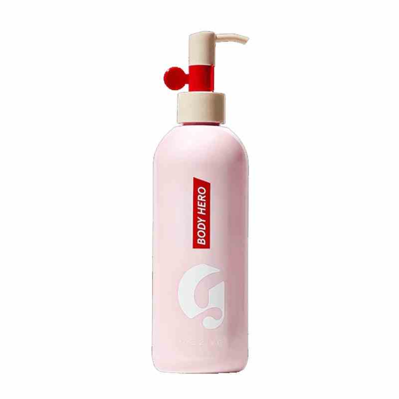 Eine rosafarbene Flasche des Glossier Body Hero Daily Oil Wash auf weißem Hintergrund