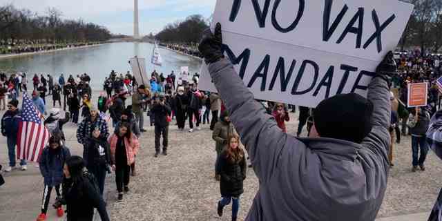 Demonstranten versammeln sich am 23. Januar 2022 zu einer Kundgebung gegen COVID-19-Impfstoffmandate in Washington, DC.