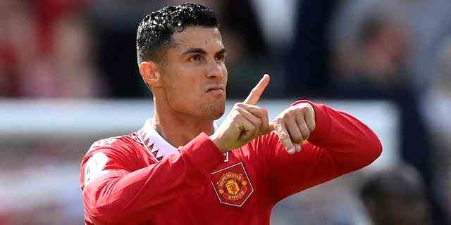 Der englische Fußballverband hat den ehemaligen Stürmer von Manchester United, Cristiano Ronaldo, für zwei Spiele mit einer Geldstrafe gesperrt, weil er einem Fan nach einem Spiel im April das Handy aus der Hand geschlagen hatte.